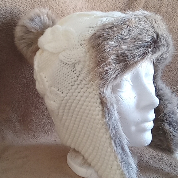 Old Navy Accessories - Old Navy|  Women's Knit & Pompom Hat